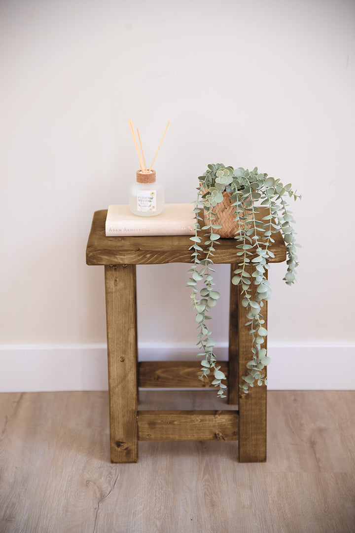 Praktische houten kruk van Baan Woods, ook geschikt als nachtkastje