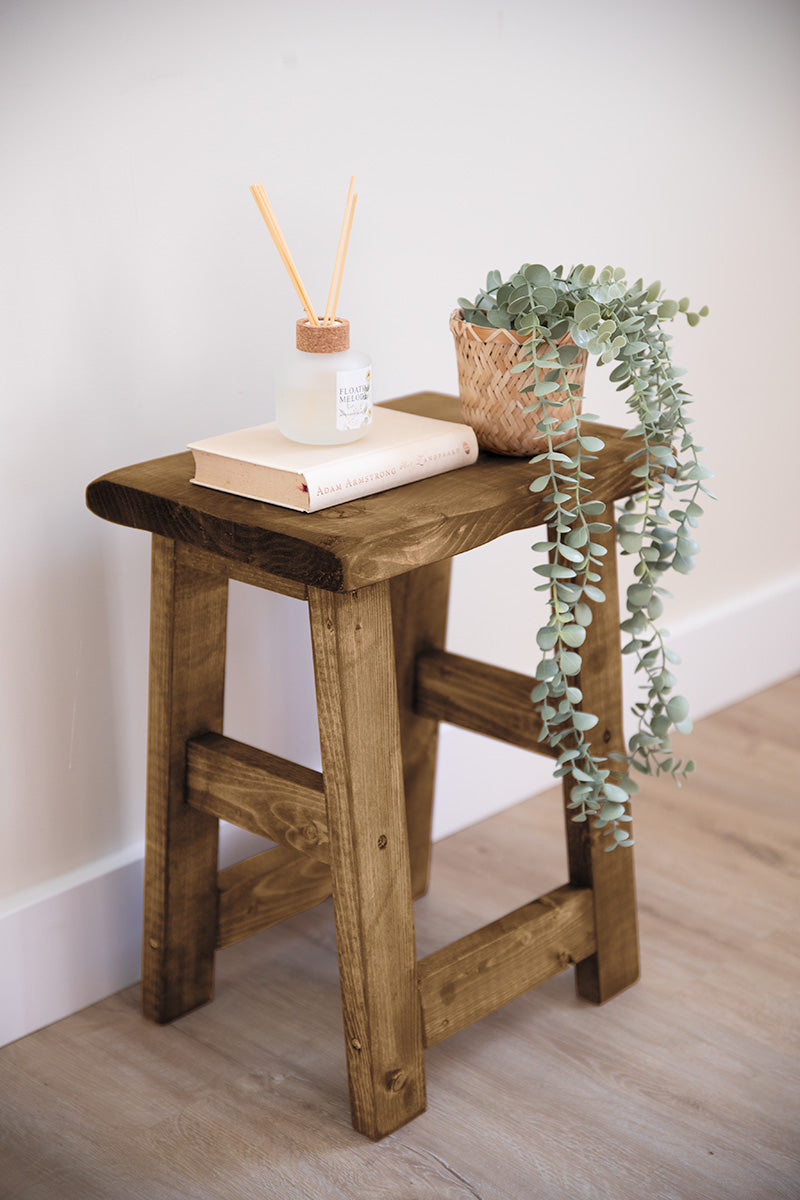 Houten kruk van Baan Woods, ideaal om op te zitten of accessoires op te plaatsen 