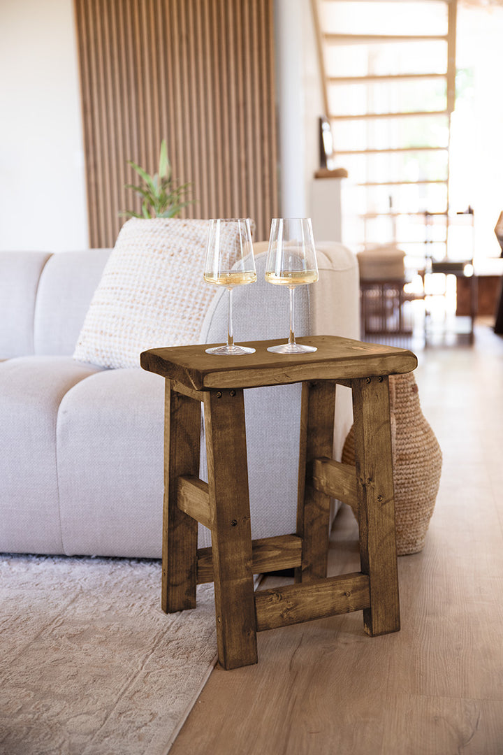 Compact houten krukje dat gebruikt kan worden als bijzettafeltje of decoratief meubel