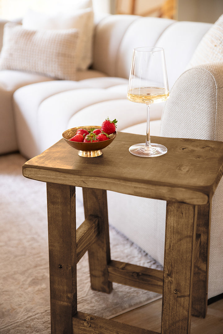 Decoratieve houten kruk, te gebruiken als bijzettafeltje bij de bank