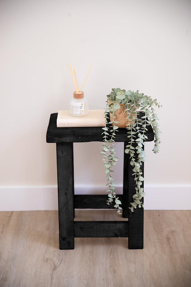 Kleine houten zwarte kruk van Baan Woods met strak, tijdloos ontwerp