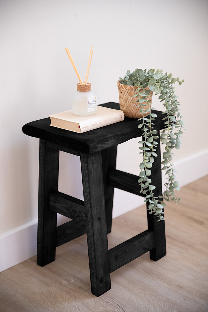 Decoratieve zwarte houten kruk, te gebruiken voor planten of woonaccessoires