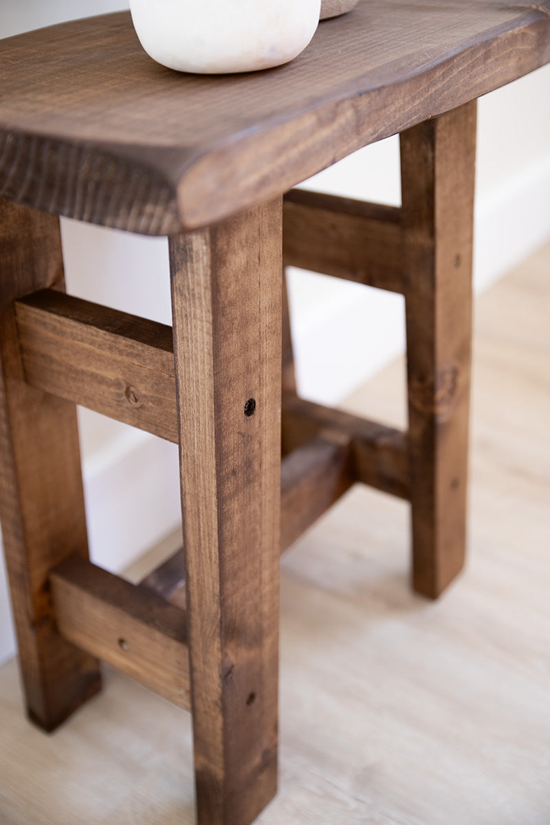 Compact houten krukje Bo van Baan Woods dat dienstdoet als bijzettafel of decoratief meubel