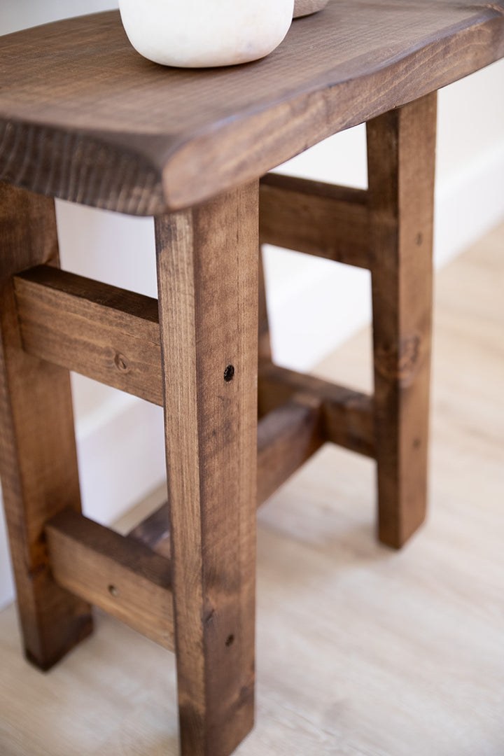 Compact houten krukje Bo van Baan Woods dat dienstdoet als bijzettafel of decoratief meubel