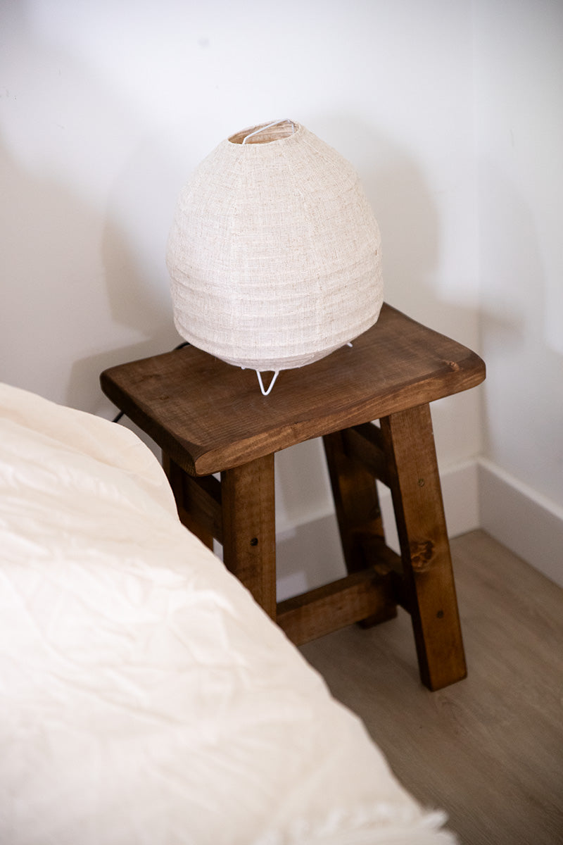 Praktische houten kruk van Baan Woods, ook geschikt als nachtkastje in de slaapkamer