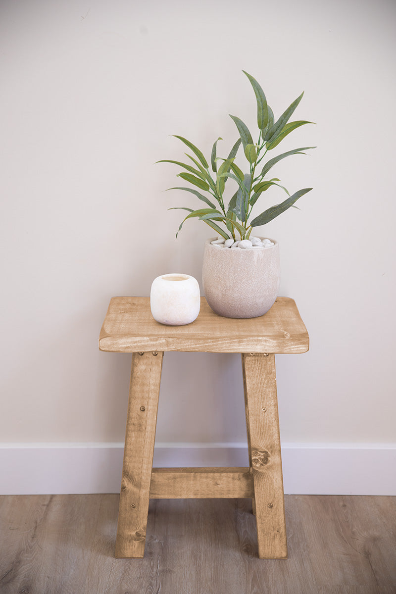 Stijlvolle houten kruk van Baan Woods, mooi te combineren met andere houten meubels