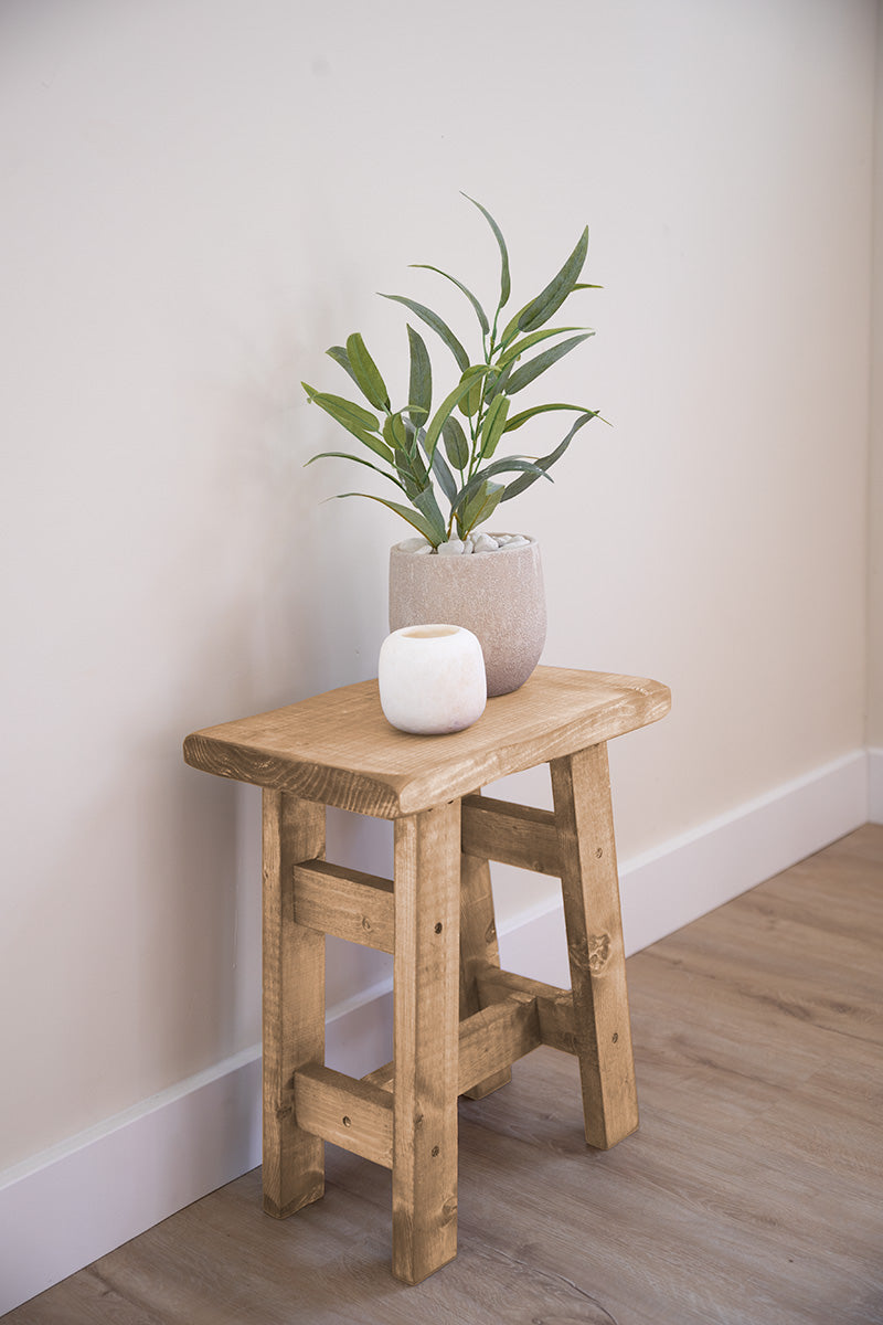Baan Woods houten kruk in de kleur lichtbruin, een tijdloos meubelstuk voor ieder interieur