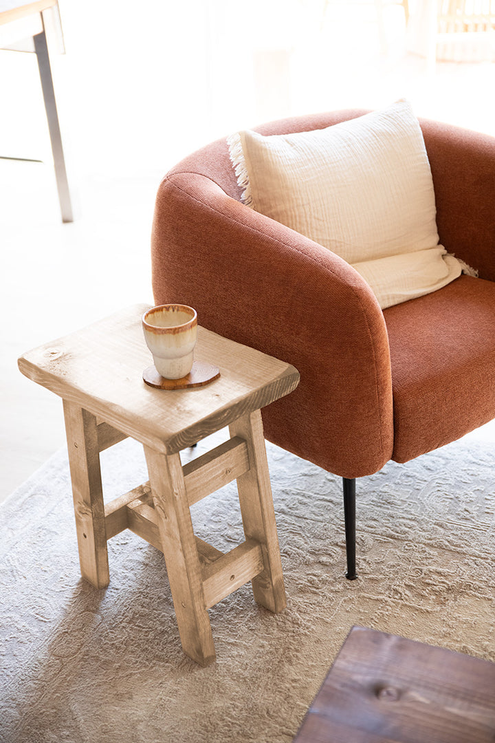 Houten kruk als natuurlijke toevoeging aan een licht en rustig interieur