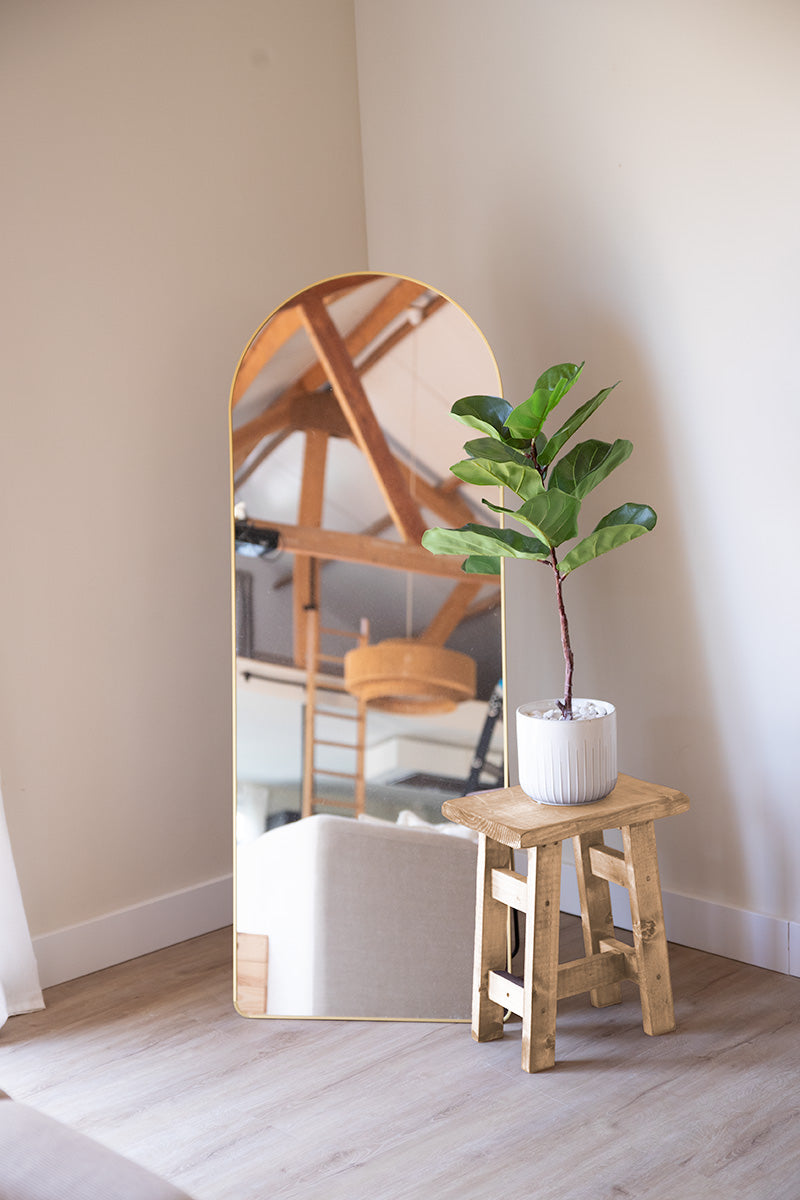 Licht houten kruk van Baan Woods, perfect passend in een Scandinavisch interieur