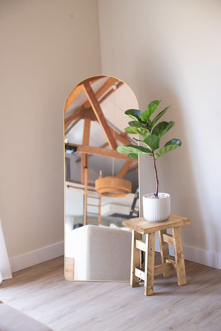 Licht houten kruk van Baan Woods, perfect passend in een Scandinavisch interieur