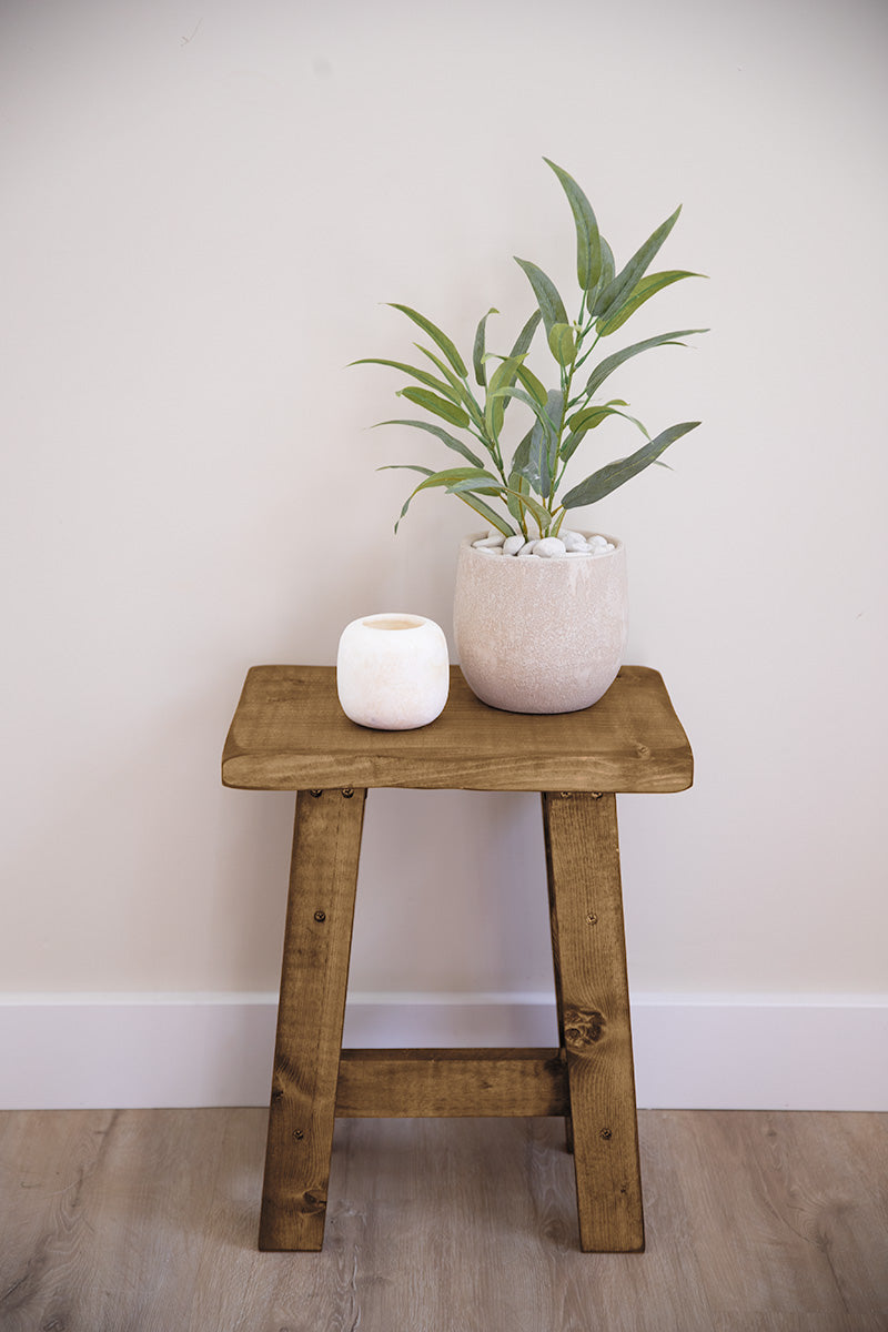 Veelzijdige houten kruk van Baan Woods, handig als bijzettafel