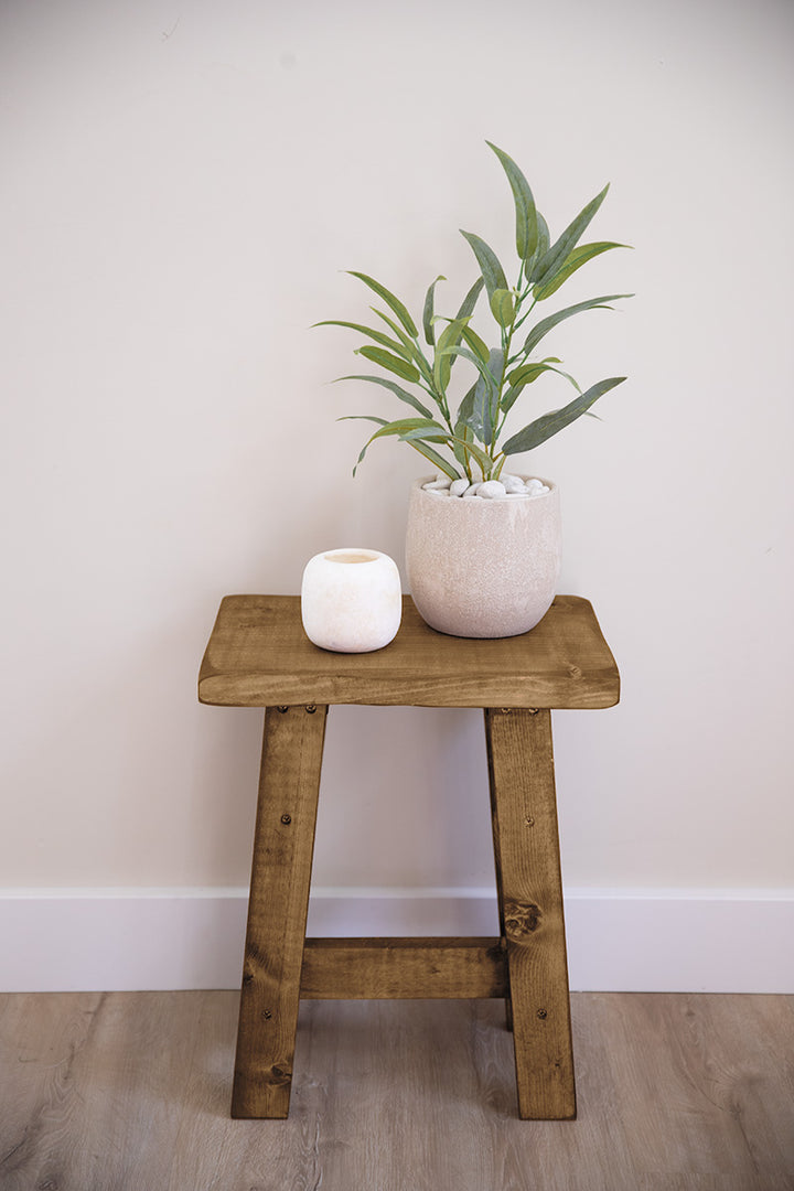 Veelzijdige houten kruk van Baan Woods, handig als bijzettafel