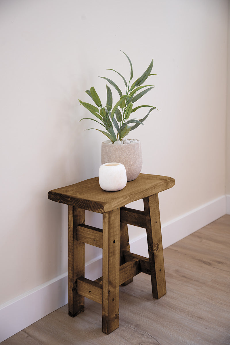 Klein houten tafeltje dat ook als kruk gebruikt kan worden