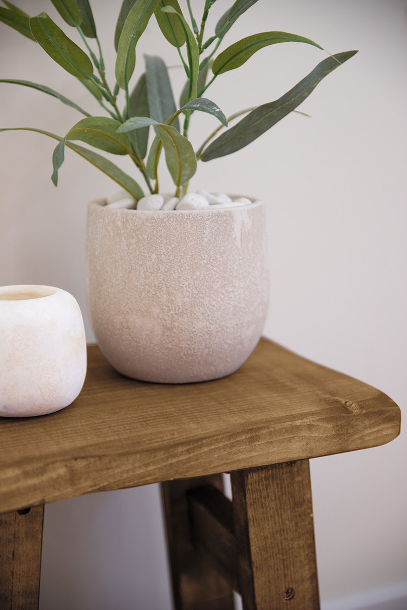 Handgemaakte massief houten kruk met strakke afwerking