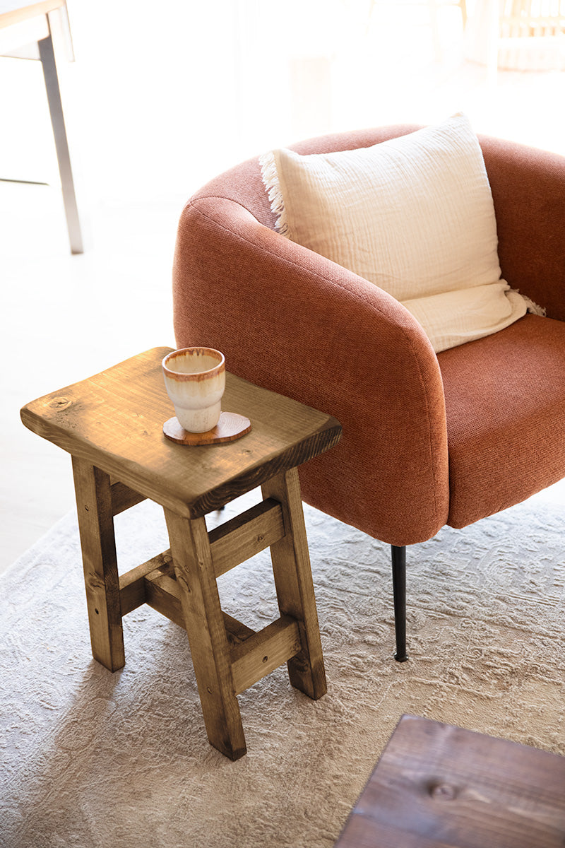 Houten kruk van Baan Woods die zowel functioneel als decoratief inzetbaar is