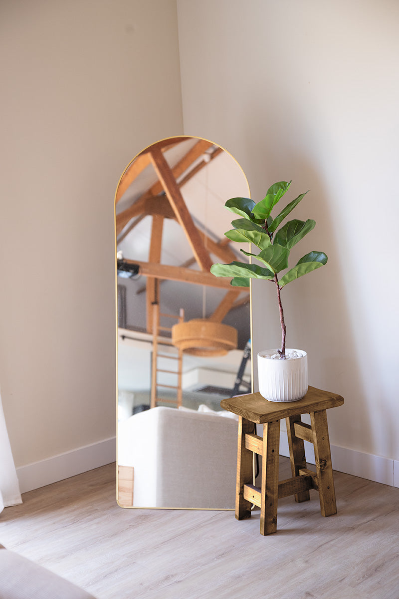 Rustieke houten kruk die warmte brengt in moderne woonruimtes