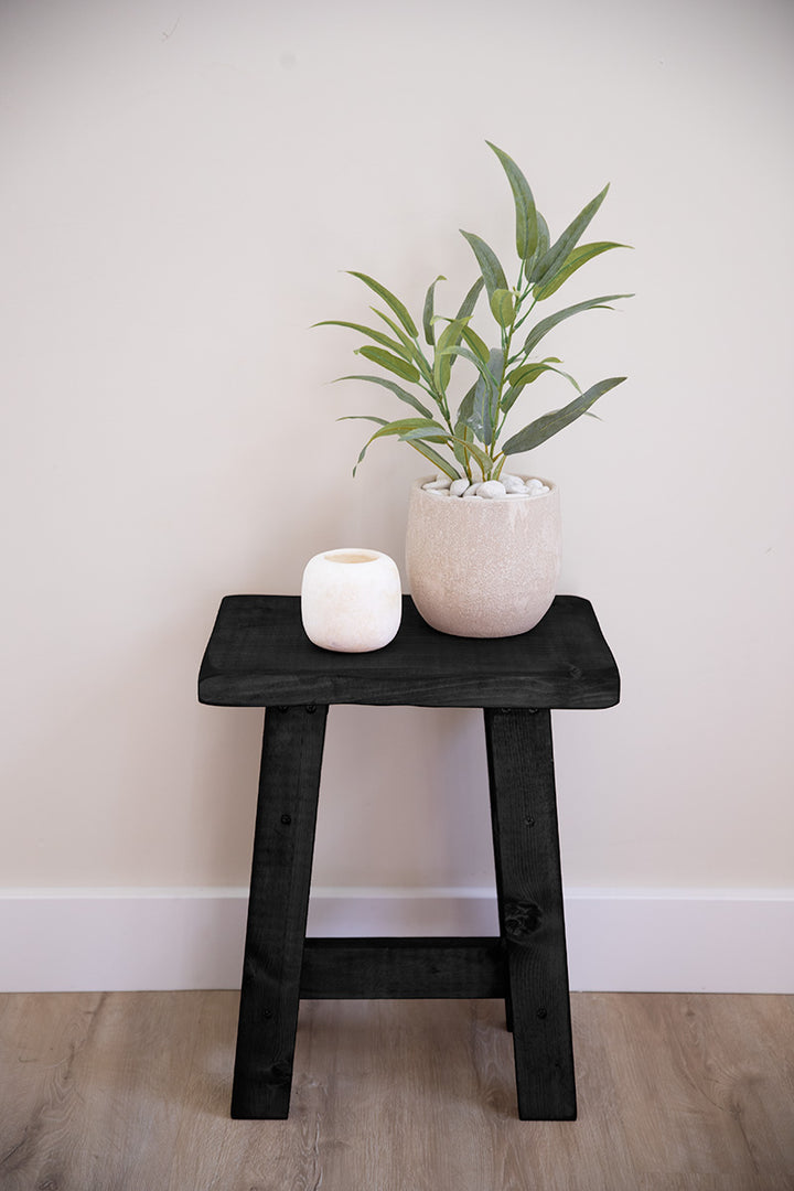 Houten kruk als natuurlijke toevoeging aan een landelijk interieur