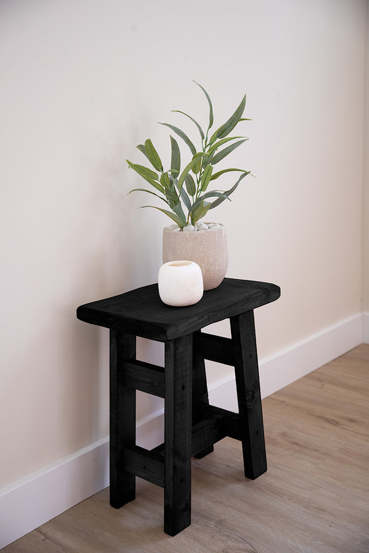 Een zwarte Baan Woods kruk, een tijdloos meubelstuk voor ieder interieur