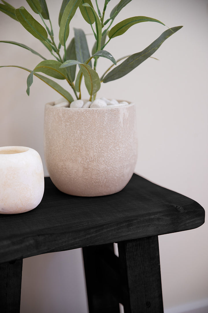 Zwarte houten kruk van Baan Woods met subtiele houtnerfstructuur 