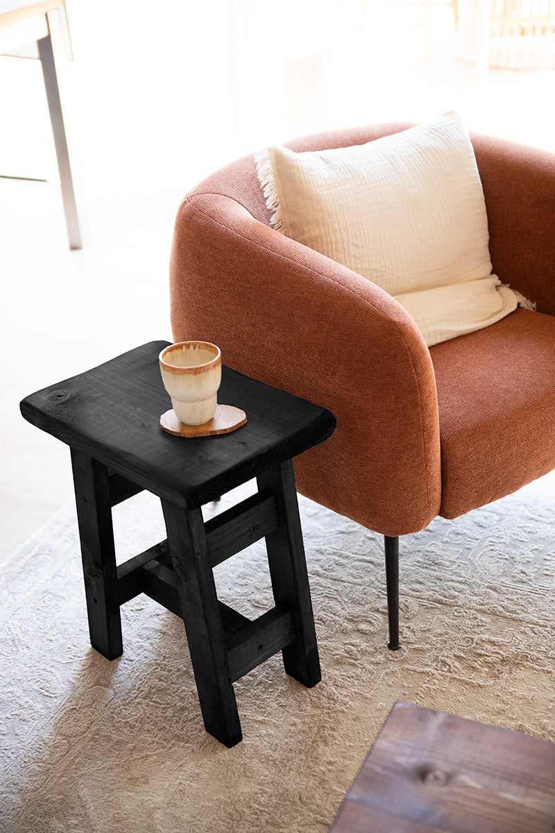 Zwarte kruk Bo van Baan Woods wat gebruikt kan worden als bijzettafeltje om je koffie op neer te zetten