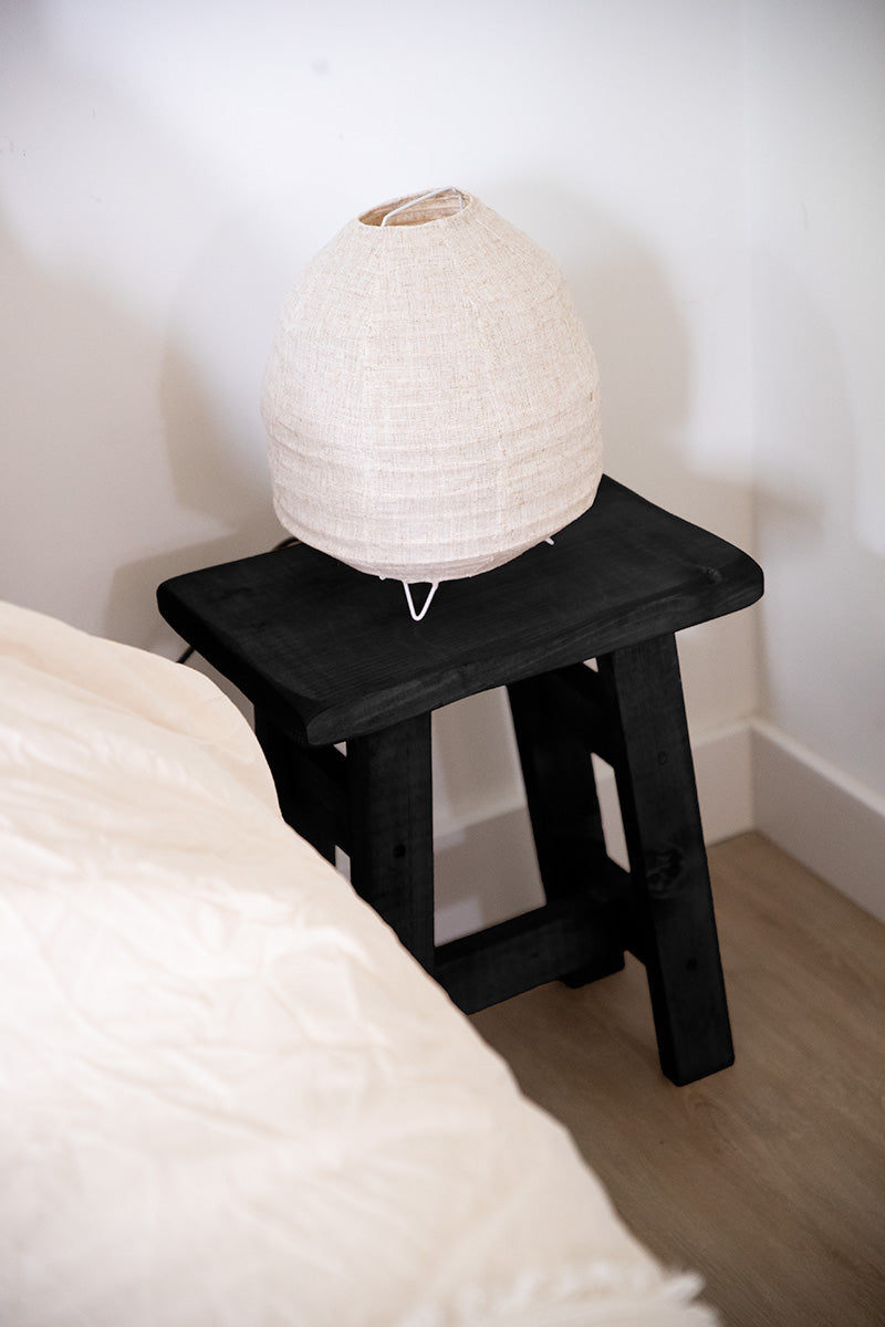 Zwarte kruk van massief hout wat ook gebruikt kan worden als nachtkastje 