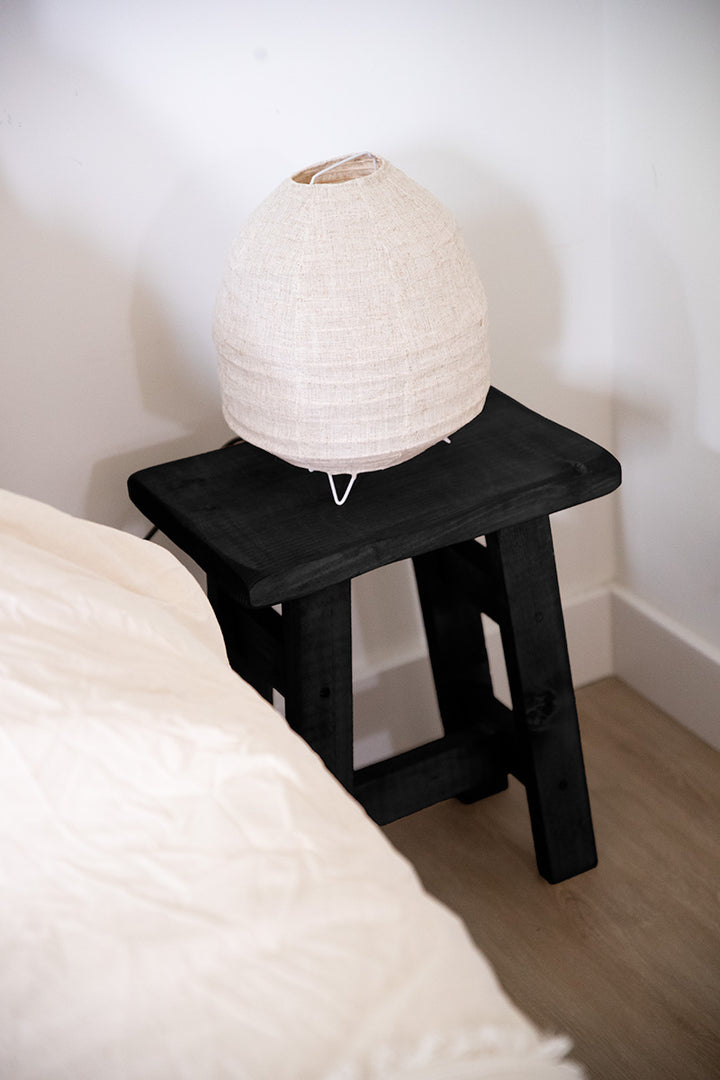 Zwarte kruk van massief hout wat ook gebruikt kan worden als nachtkastje 