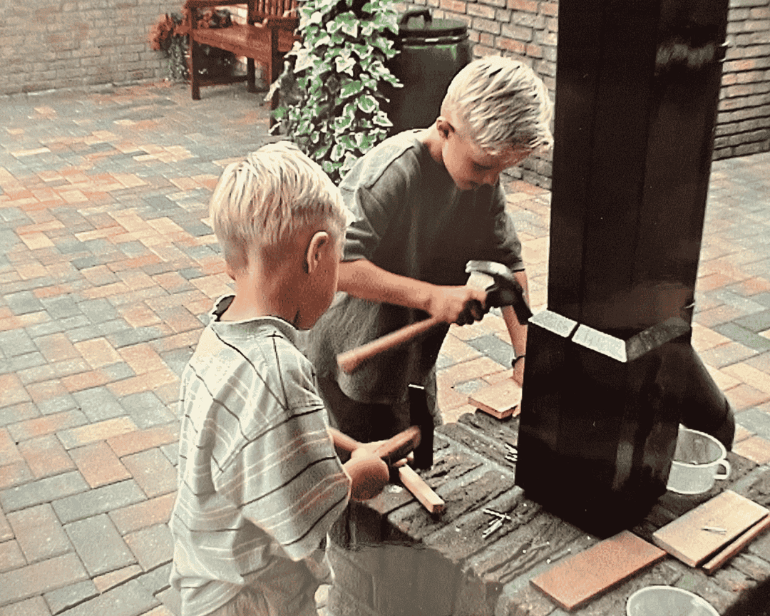 Maarten Baan van Baan Woods aan het timmeren met zijn oudere broer toen ze kinderen waren