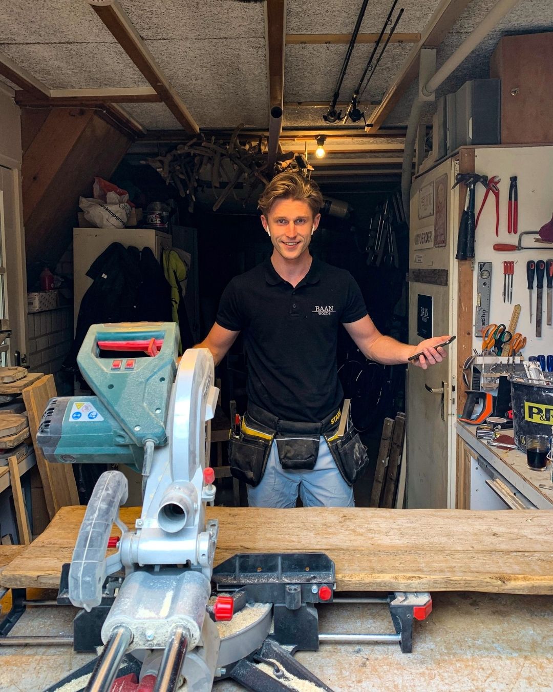Maarten Baan van Baan Woods aan het werk in de garage van zijn ouders 