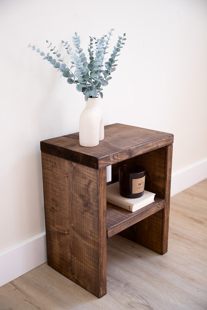 Donkerbruin houten nachtkastje of bijzettafel van Baan Woods