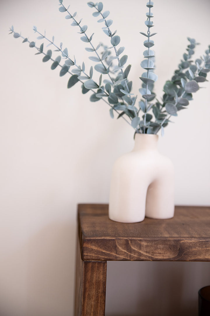 Detail van nachtkastje Bed in de kleur donkerbruin