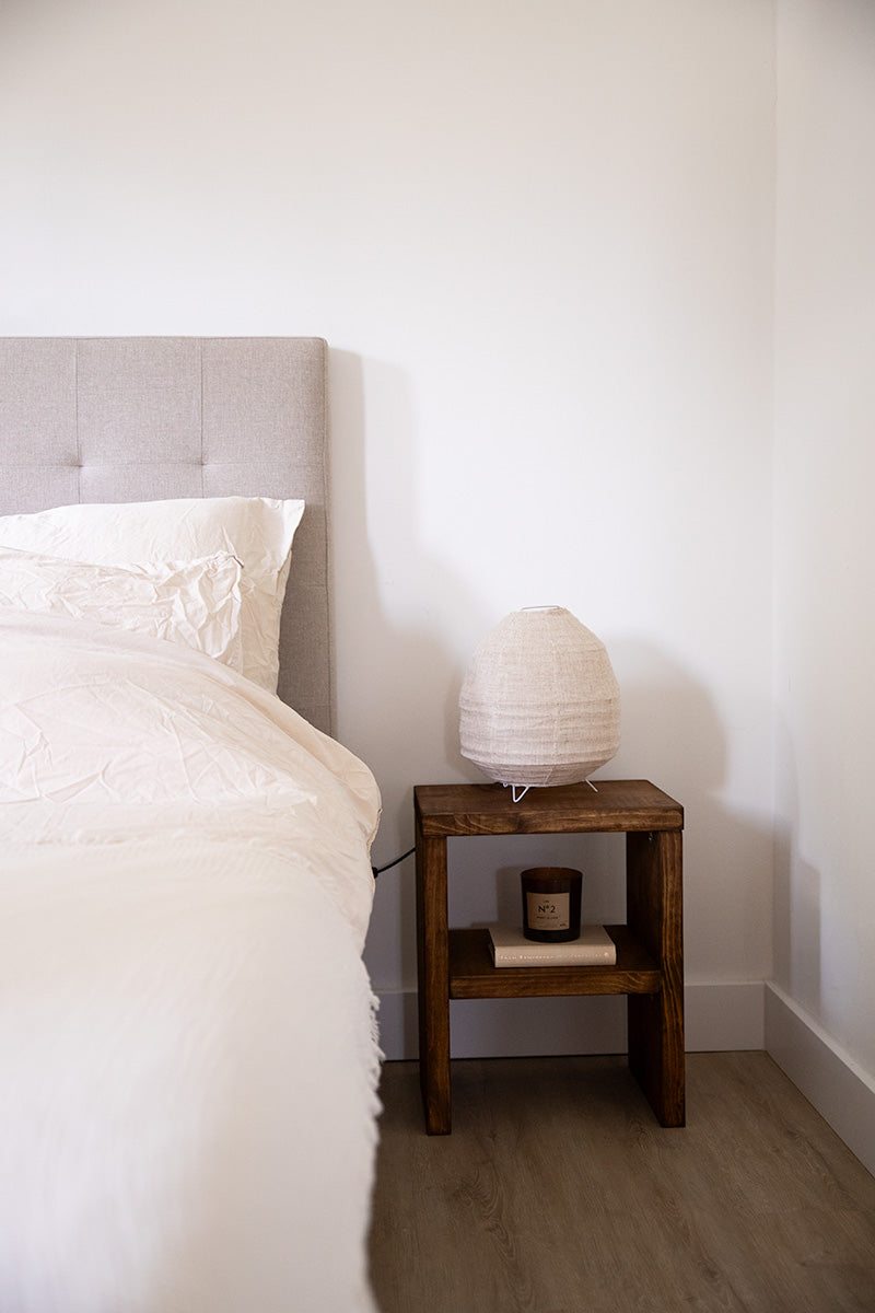 Houten nachtkastje voor naast het bed om een nachtlampje of boeken op te zetten 