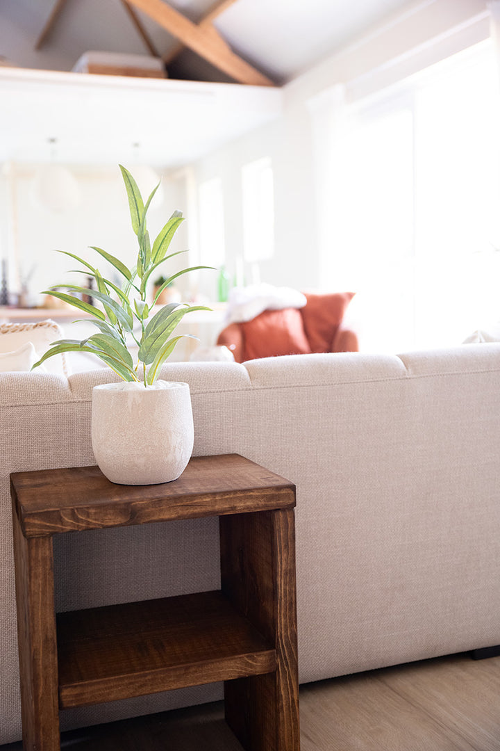 Houten bijzettafel of nachtkastje van Baan Woods om boeken, planten of accessoires op te zetten