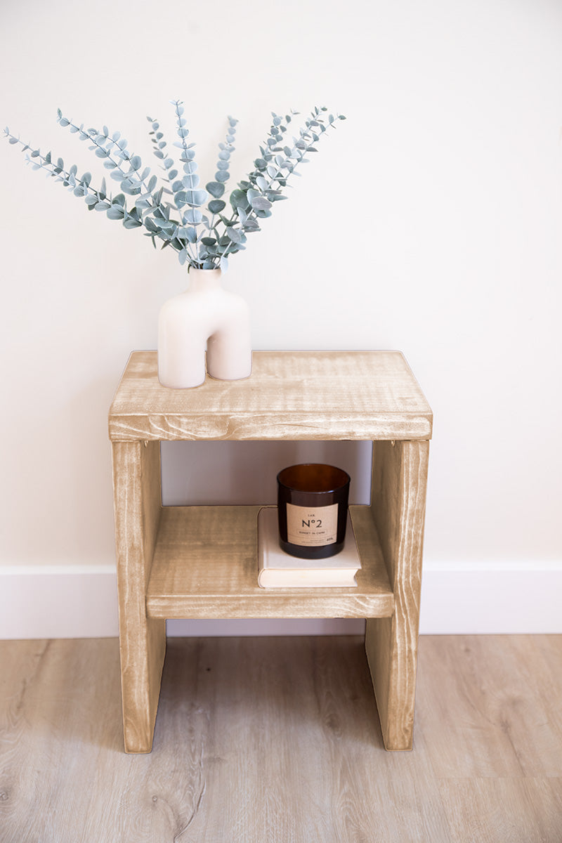 Houten bijzettafel of nachtkastje van Baan Woods in de kleur lichtbruin