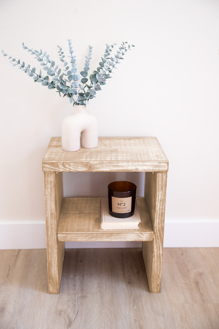 Houten bijzettafel of nachtkastje van Baan Woods in de kleur lichtbruin