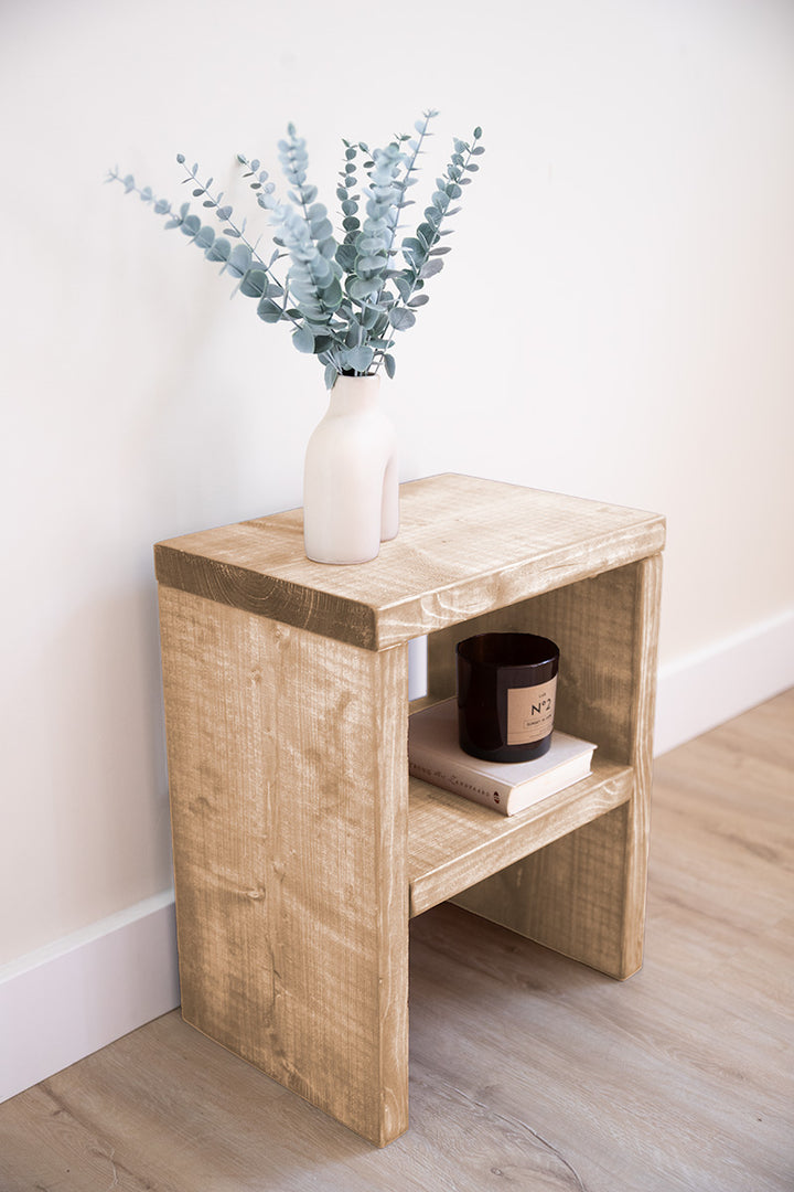 Houten bijzettafel of nachtkastje in de kleur lichtbruin om boeken, planten of accessoires op te zetten