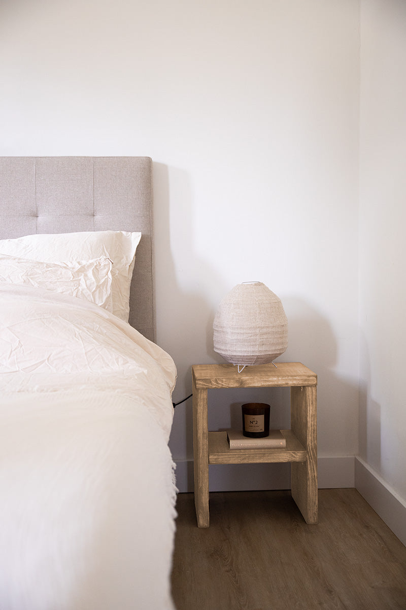 Lichtbruin nachtkastje voor naast het bed van Baan Woods
