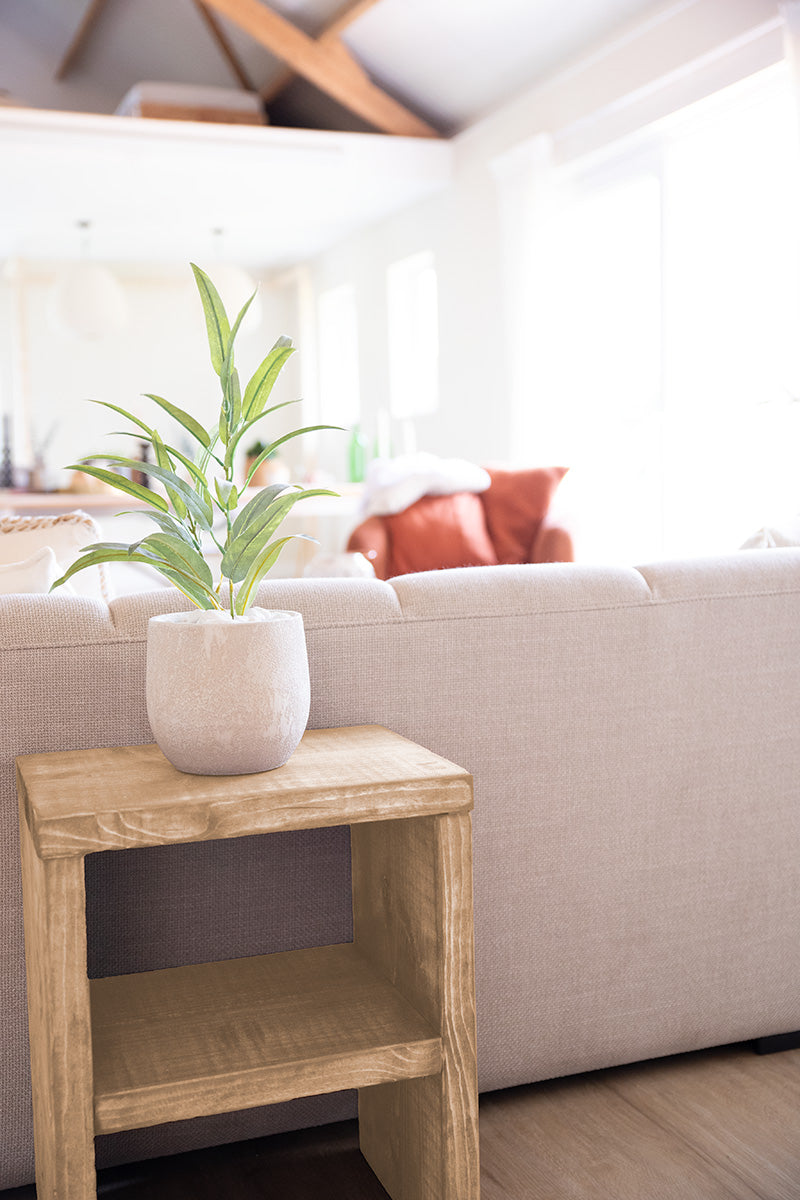 Houten bijzettafel of nachtkastje in de kleur lichtbruin om boeken, planten of accessoires op te zetten