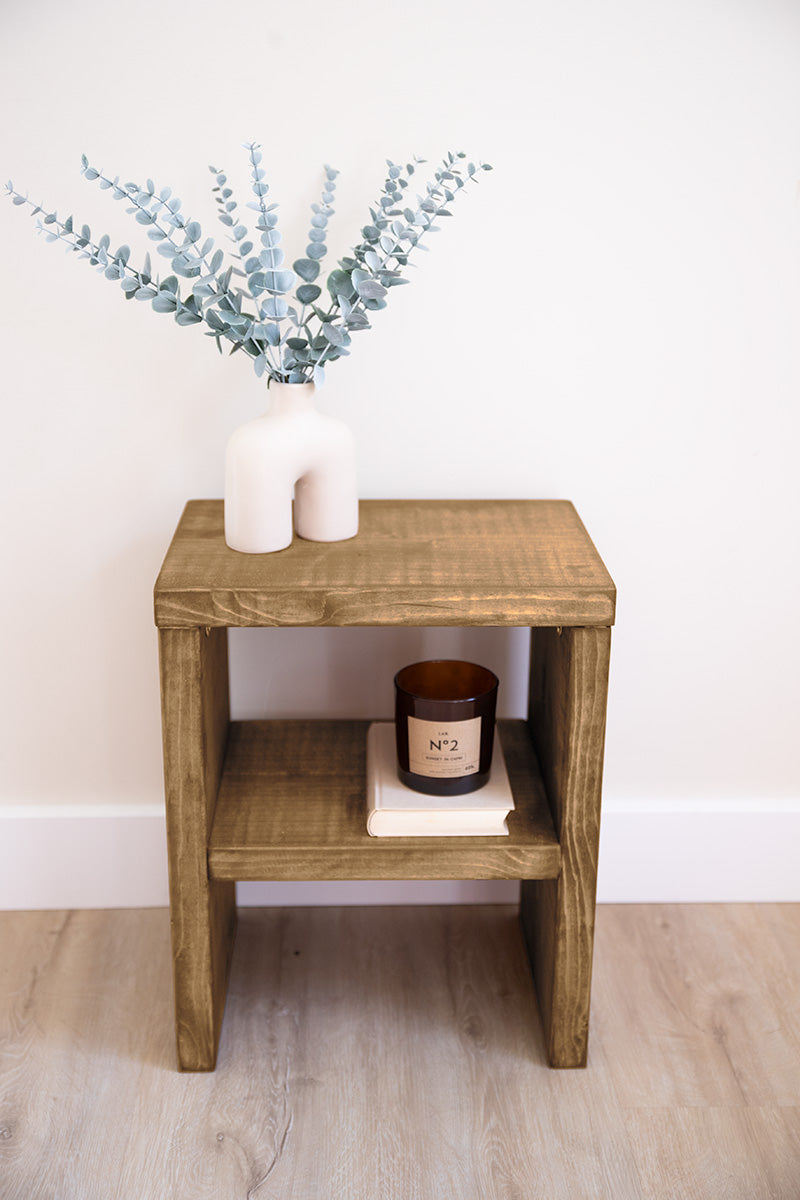 Bruin houten nachtkastje, ook te gebruiken als bijzettafel