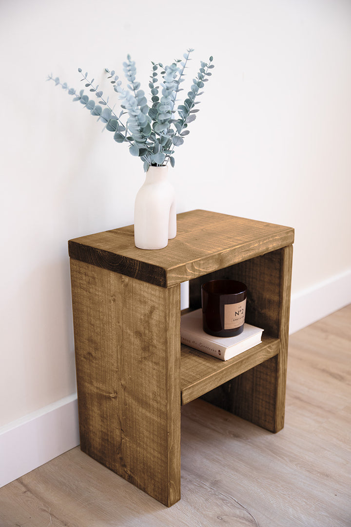 Houten nachtkastje of bijzettafel van Baan Woods in de kleur middenbruin