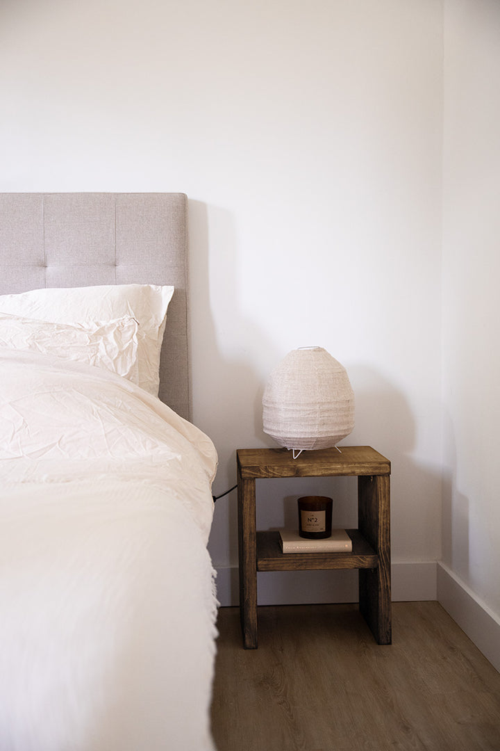 Houten nachtkastje van Baan Woods voor naast het bed in de slaapkamer