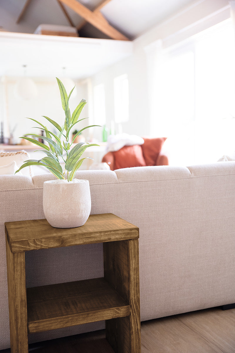 Houten bijzettafel of nachtkastje in de kleur middenbruin om boeken, planten of accessoires op te zetten