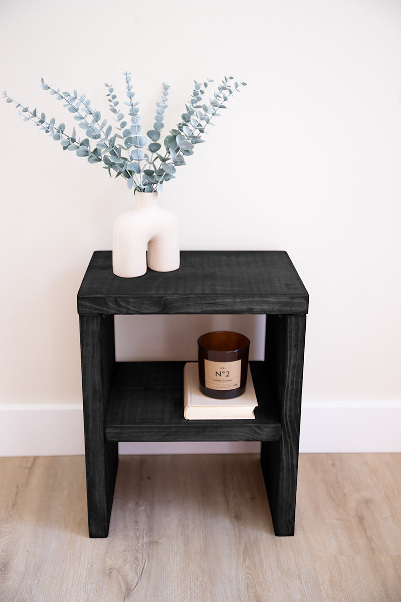 Zwart houten nachtkastje dat ook als bijzettafel gebruikt kan worden in de woonkamer of slaapkamer