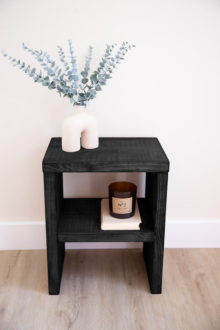 Zwart houten nachtkastje dat ook als bijzettafel gebruikt kan worden in de woonkamer of slaapkamer