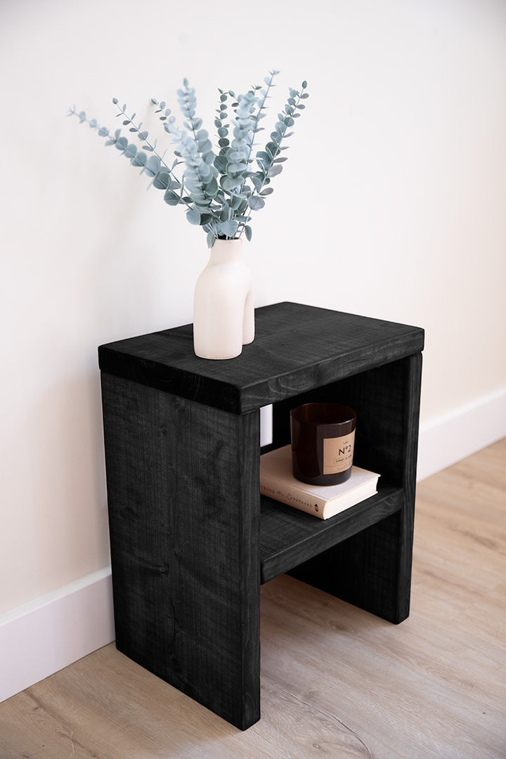 Zwart houten nachtkastje van Baan Woods