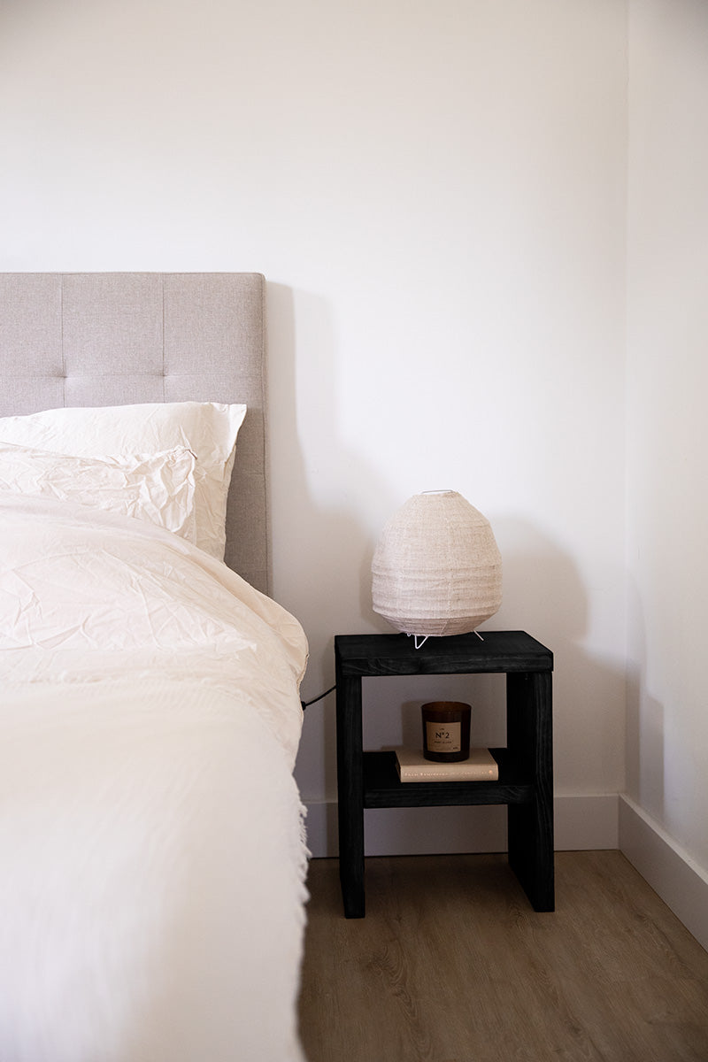 Zwart houten nachtkastje van Baan Woods voor in de slaapkamer