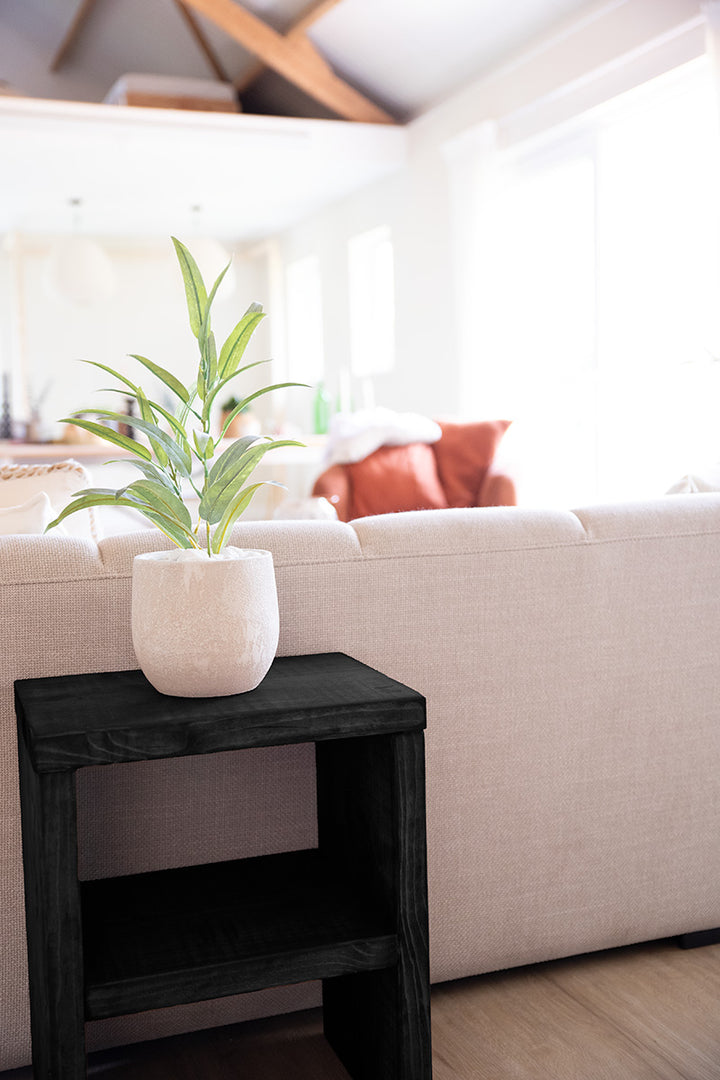 Zwart houten bijzettafel of nachtkastje om boeken, planten of accessoires op te zetten