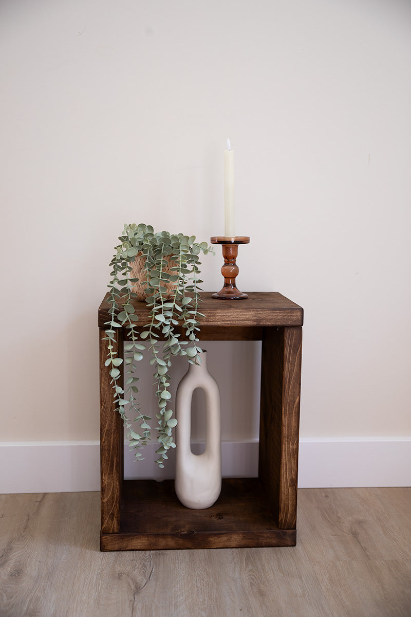 Houten nachtkastje van Baan Woods dat ook gebruikt kan worden als bijzettafel