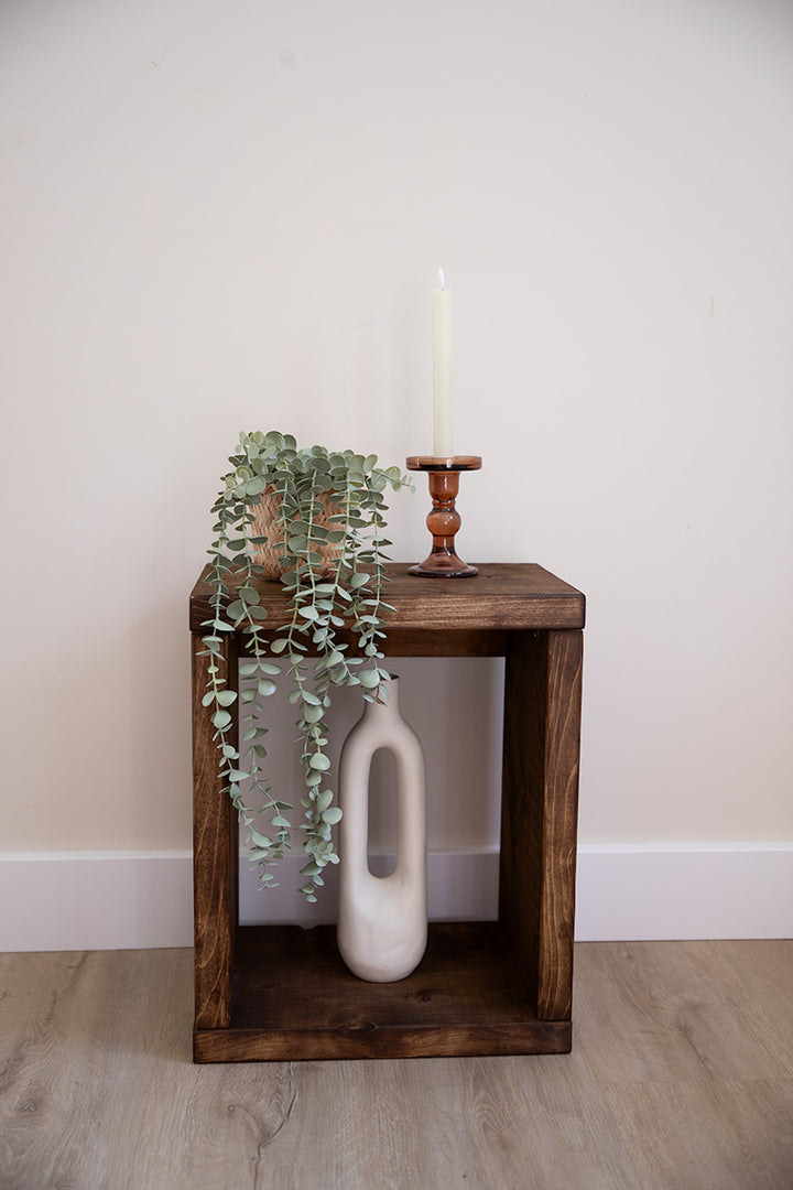 Houten nachtkastje van Baan Woods dat ook gebruikt kan worden als bijzettafel