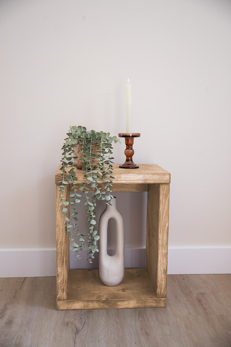 Lichtbruin houten blokvormig nachtkastje met zichtbare houtstructuur