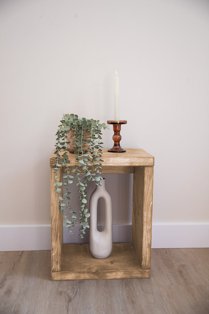 Lichtbruin houten blokvormig nachtkastje met zichtbare houtstructuur